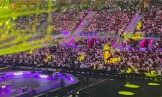 开云体育平台APP-精彩比赛现场观众情绪高涨，热情沸腾