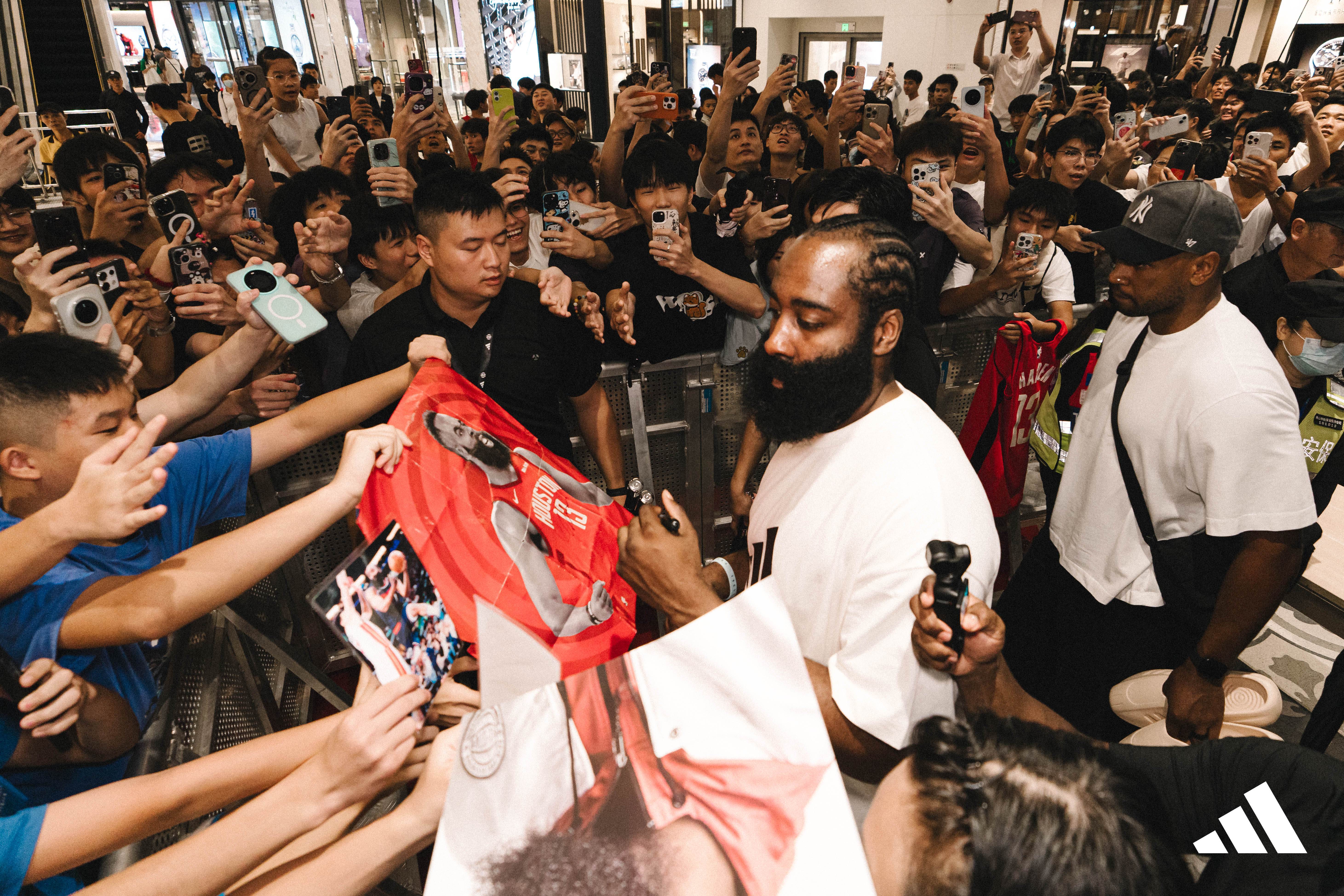 哈登成为队史三分王，刷新纪录引球迷狂欢