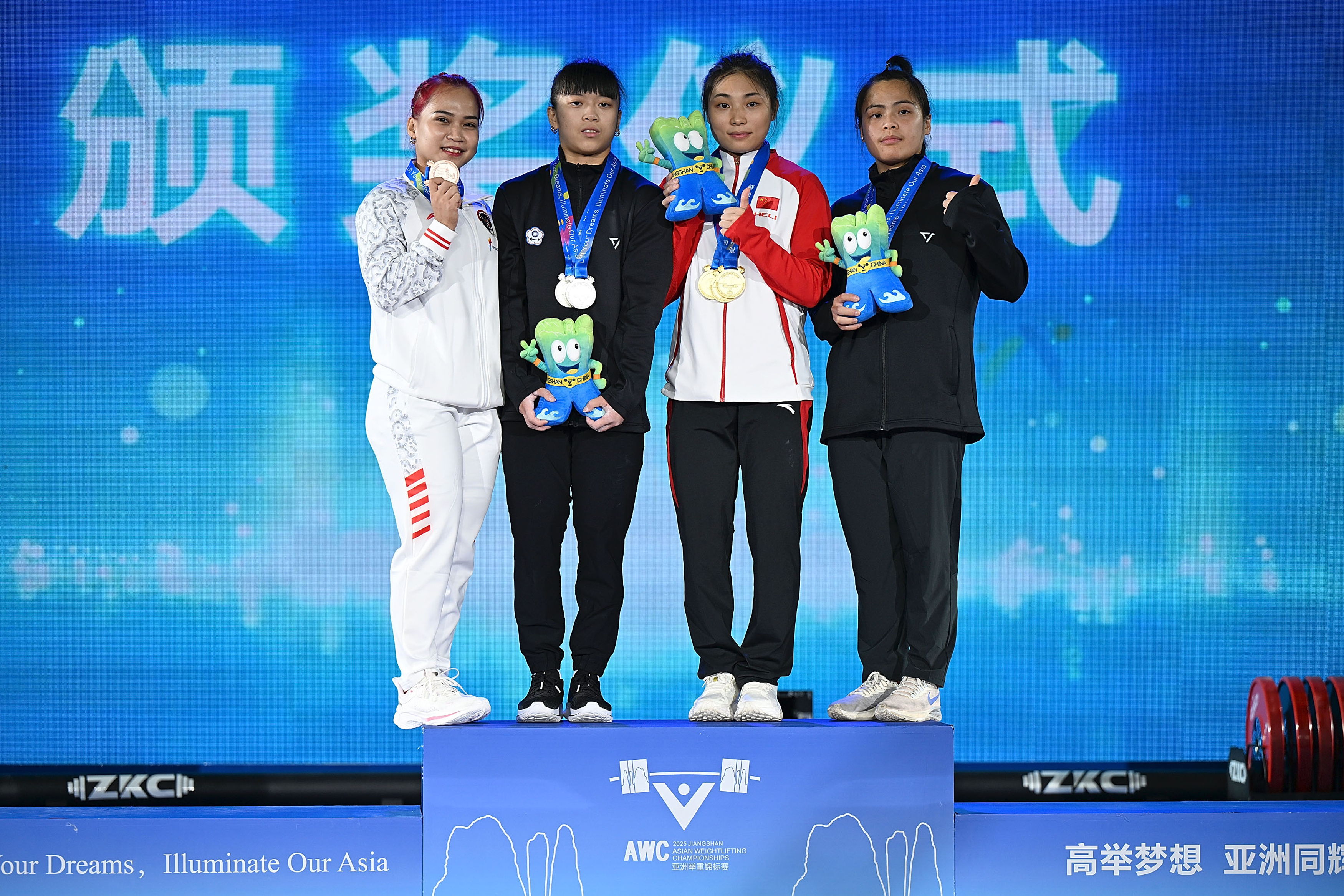 选手突围重重困境，成功晋级女子举重决赛的简单介绍