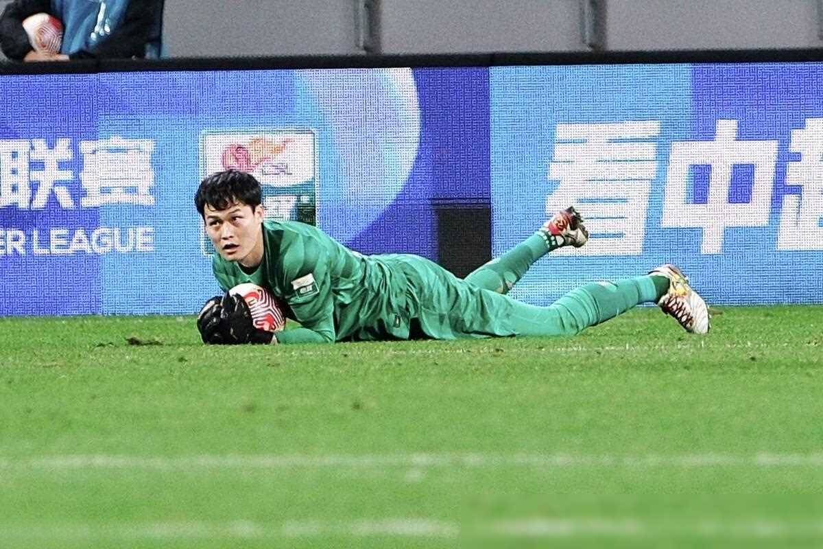 守门员神勇扑救封堵对手反击做好防守