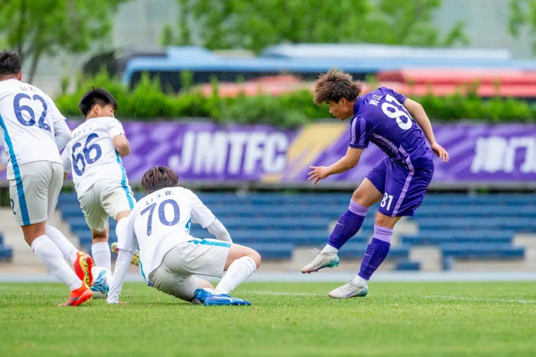 技压群雄的球员在比赛中大获全胜的简单介绍