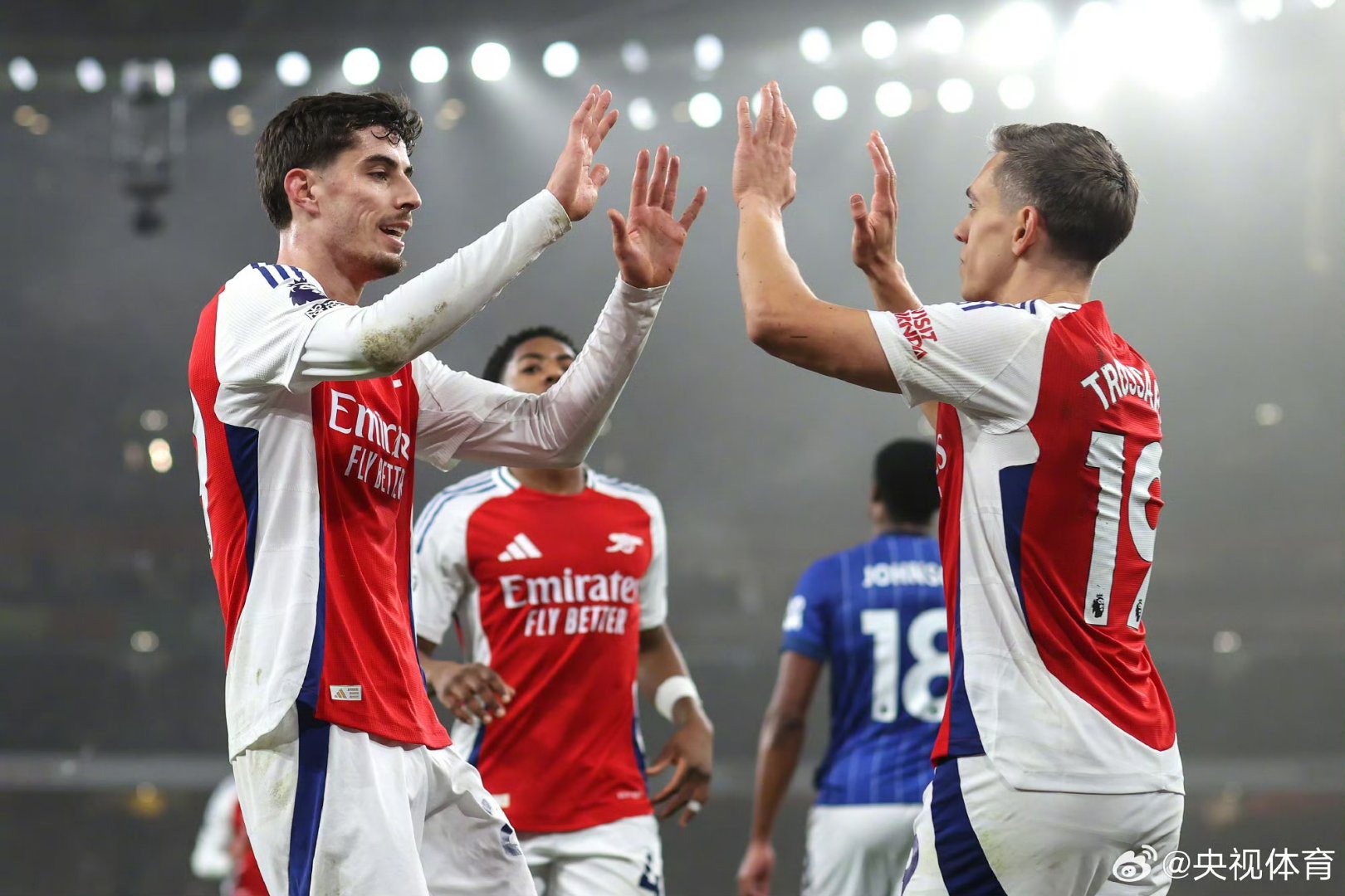 包含阿森纳客场2:2战平诺维奇，克霍萨特梅开二度的词条