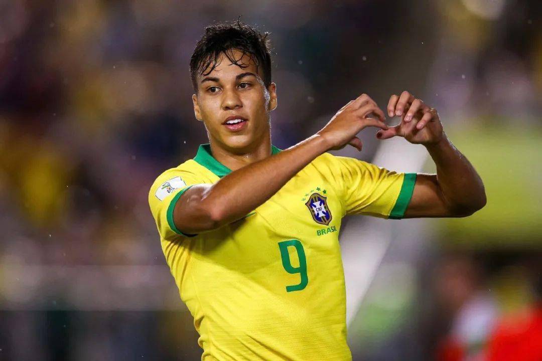 开云体育在线-包含意甲豪门签下巴西新秀，引发球迷热议的词条