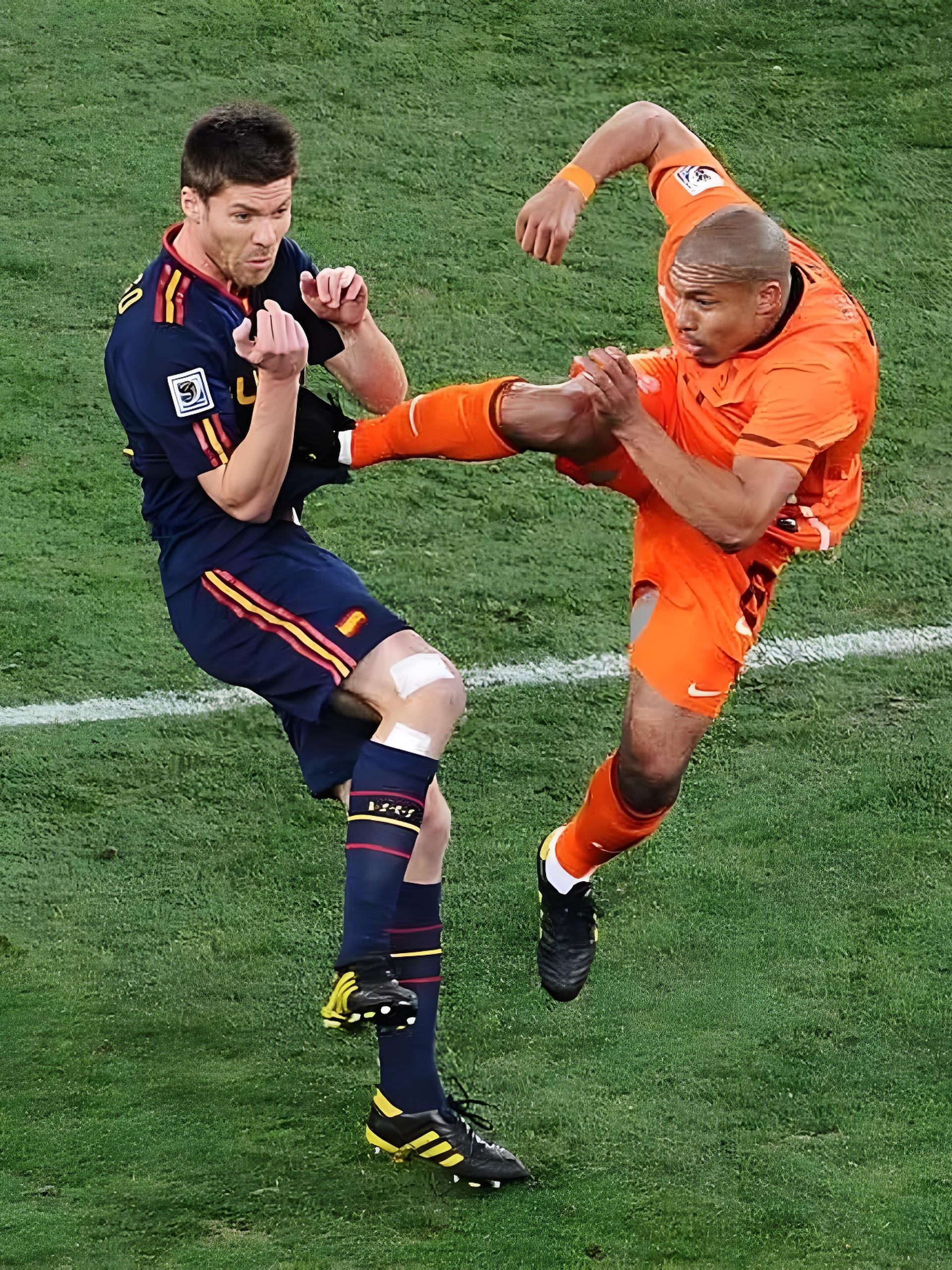 包含精彩足球比赛疯狂进行，激情迸发的词条