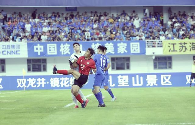 国内足球赛事上演激动人心的对决