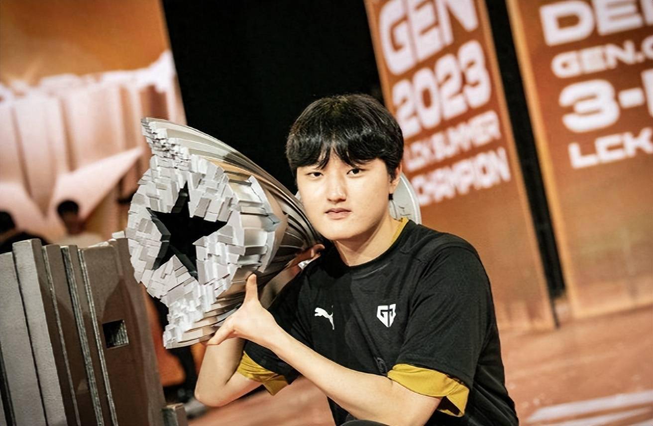 开云体育-HKA绝杀RNG，Hanssama打出惊人五杀宿敌对决八强赛，锁定晋级资格