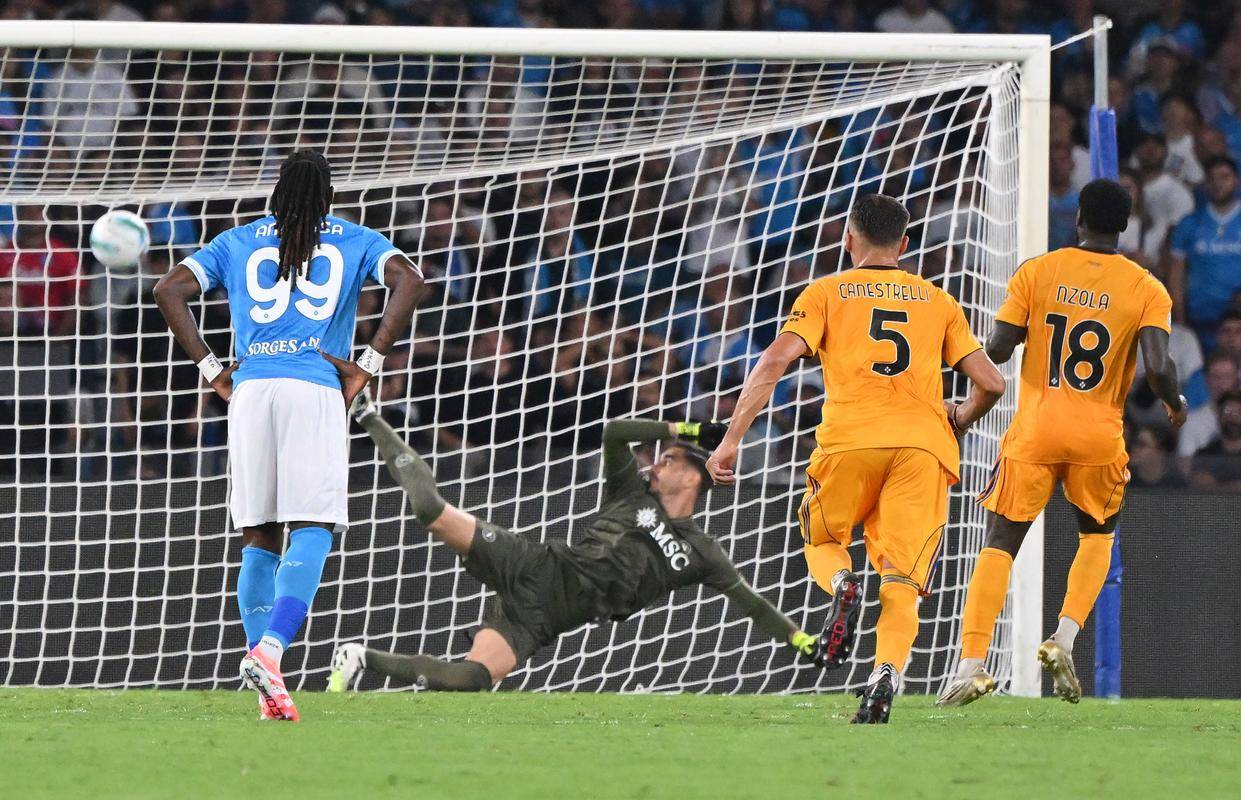 关于博洛尼亚前锋因伤离开赛场，球队阵容受损的信息