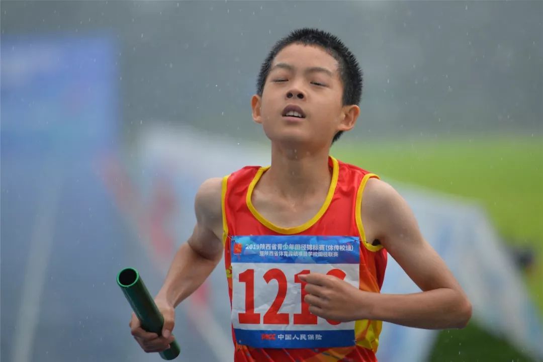 开云体育官网-无畏风雨，荷兰游泳选手勇夺银牌